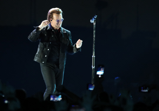 아일랜드 출신의 세계적인 록밴드 U2가 8일 오후 서울 구로구 고척스카이돔에서 역사적인 첫 내한 공연을 펼치고 있다. '조슈아 트리 투어 2019' 서울 공연으로, 밴드 결성 이후 43년 만에 처음으로 성사된 내한 공연이다.  <연합뉴스>